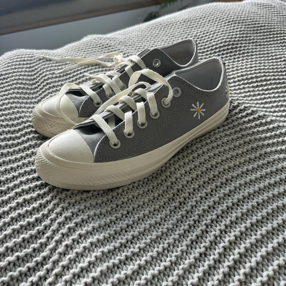 Blue-grey converse daisies size 6.5 (run a little large)